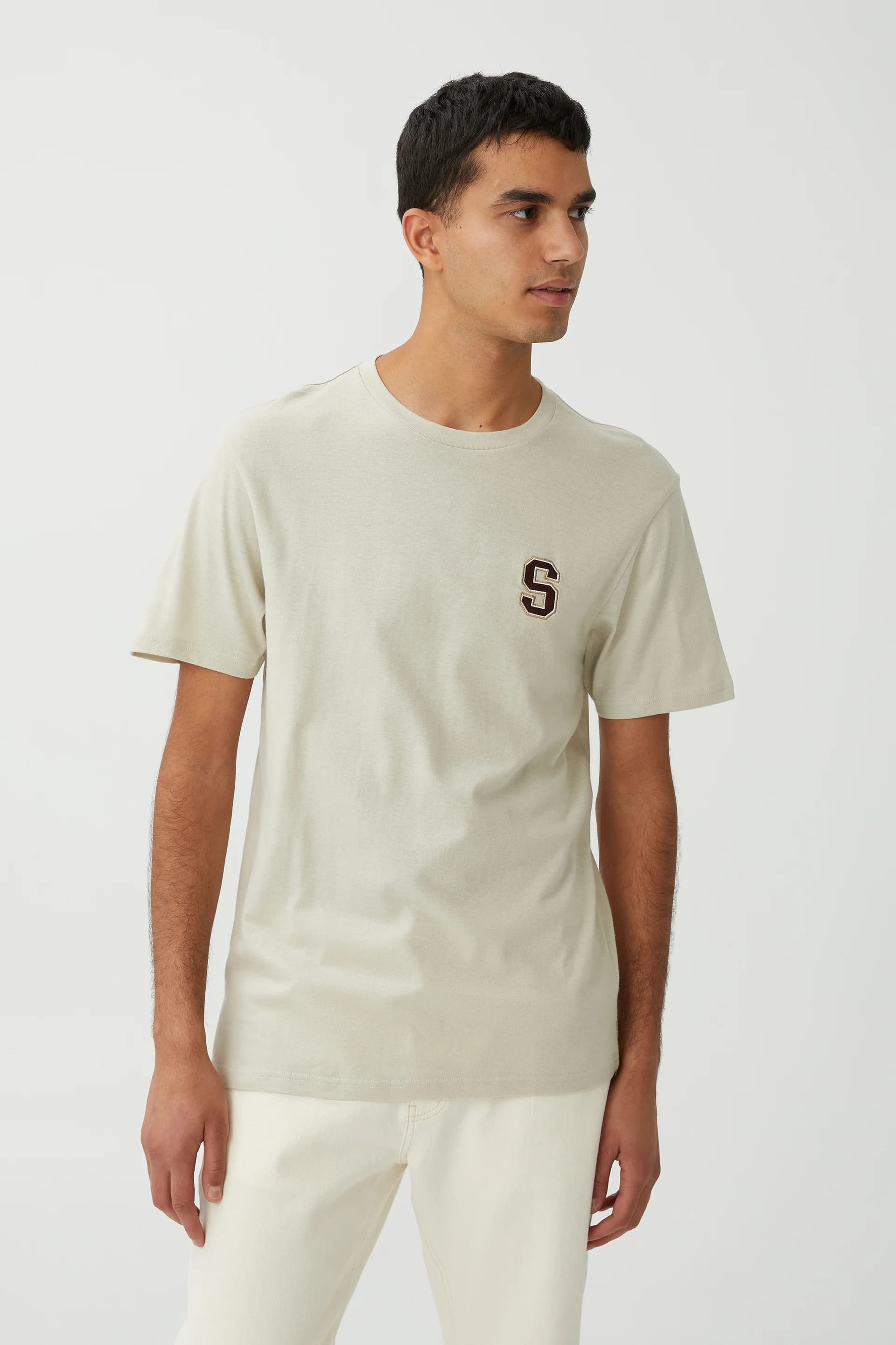 Cotton On - Áo Thun Có Hoạ Tiết Nam-Tbar Sport T-Shirt - IVORY/COLLEGE LETTER S