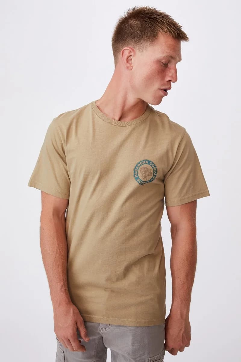 Cotton On - Áo Thun Nam Có Hoạ Tiết - Tbar Moto T-Shirt - GRAVEL STONE/LEOPARD MFG CO