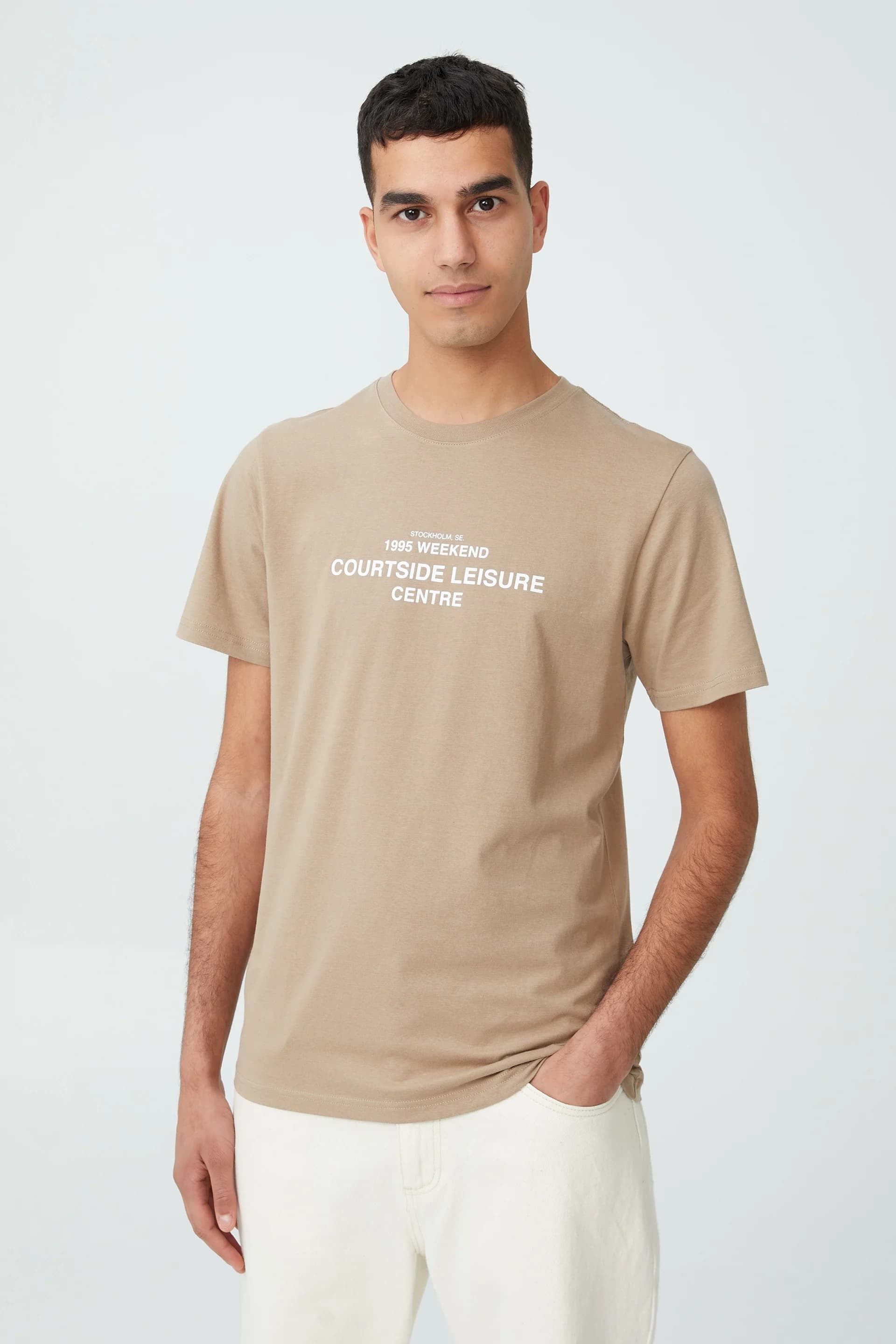 Cotton On - Áo Thun Có Hoạ Tiết Nam - Tbar Text T-Shirt - TAUPE/COURTSIDE LEISURE