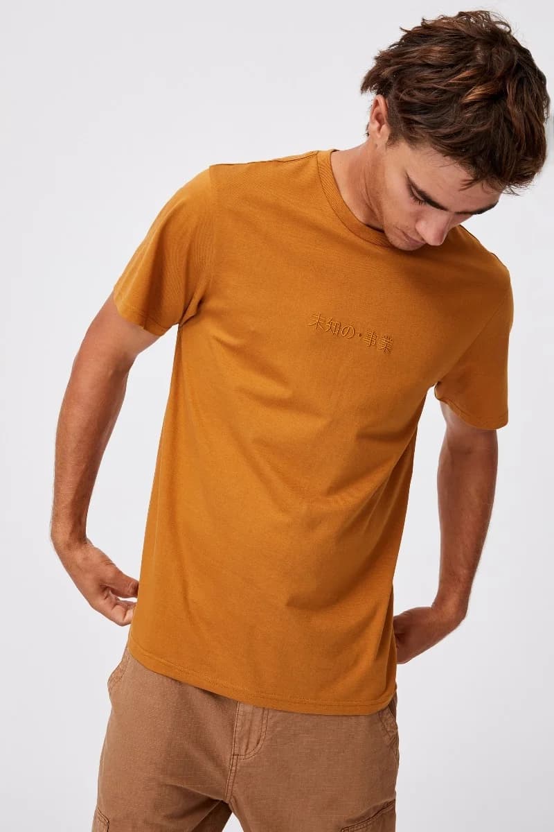 Cotton On - Áo Thun Nam Có Hoạ Tiết - Tbar Text T-Shirt - RICH CAMEL/PEACE EMBROIDERY