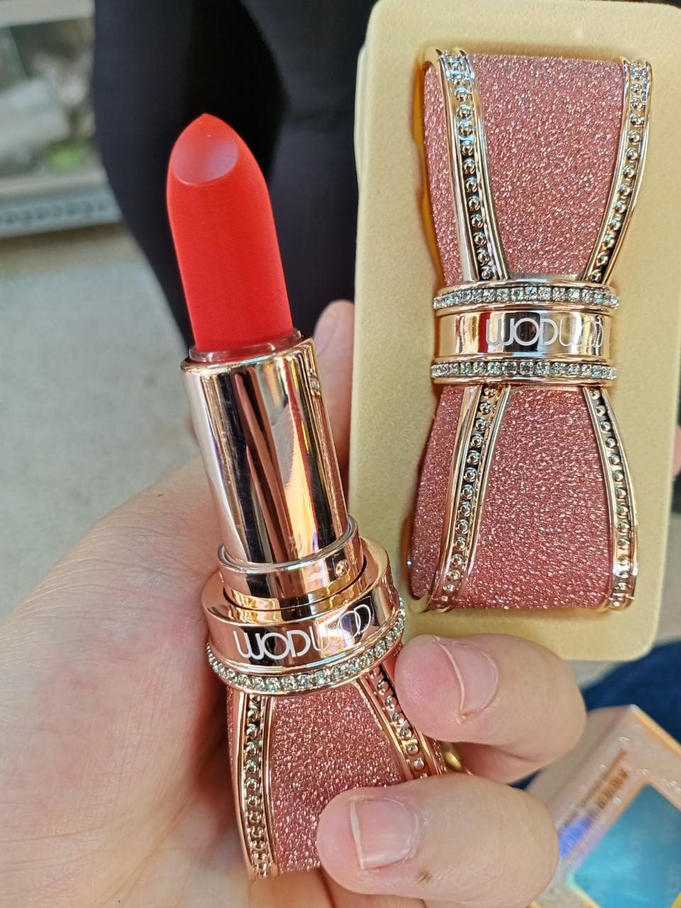 Son thỏi hình nơ Wodwod Diamond Enamel Bow Lipstick sang chảnh # 316 Đỏ Rưu
