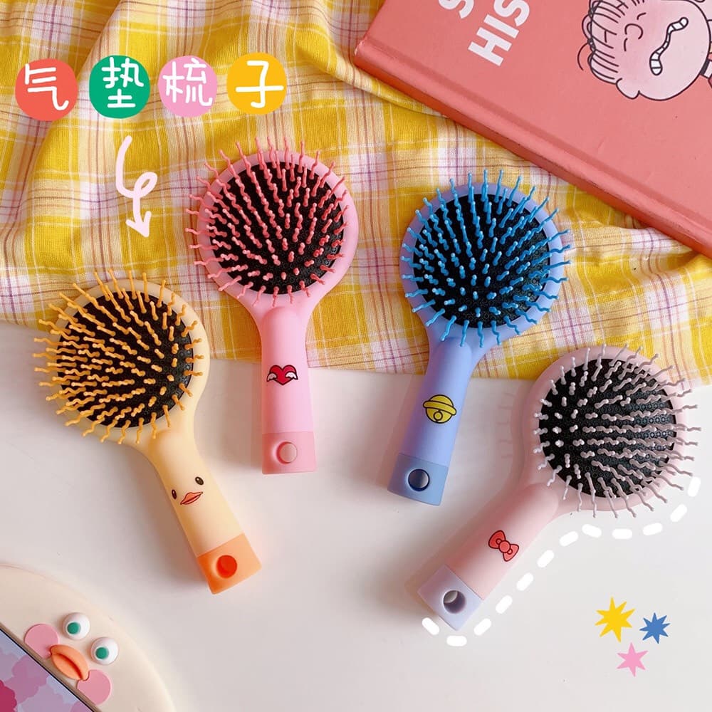 { CÓ SẴN 5 MÀU } Lược Chải Tóc Có Gương 2in1 Massage Da Đầu Chống Rụng Tóc  Gương Trang Điểm Dễ Thương Tiện Lợi Đem Theo Đi Du Lịch PKHN0216